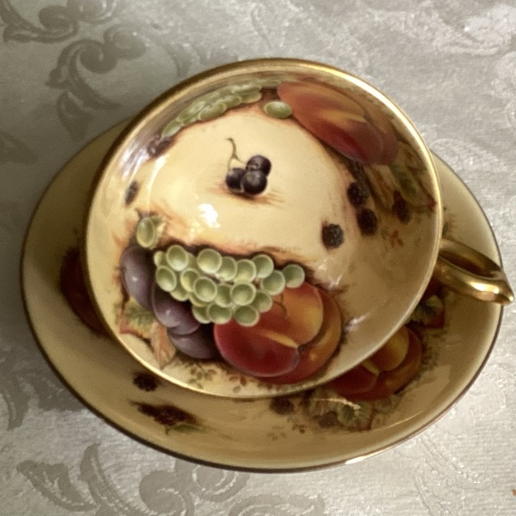 Set of Two Aynsley orchard fruits cups and saucers reproductions 2000 - Picture 2 of 10